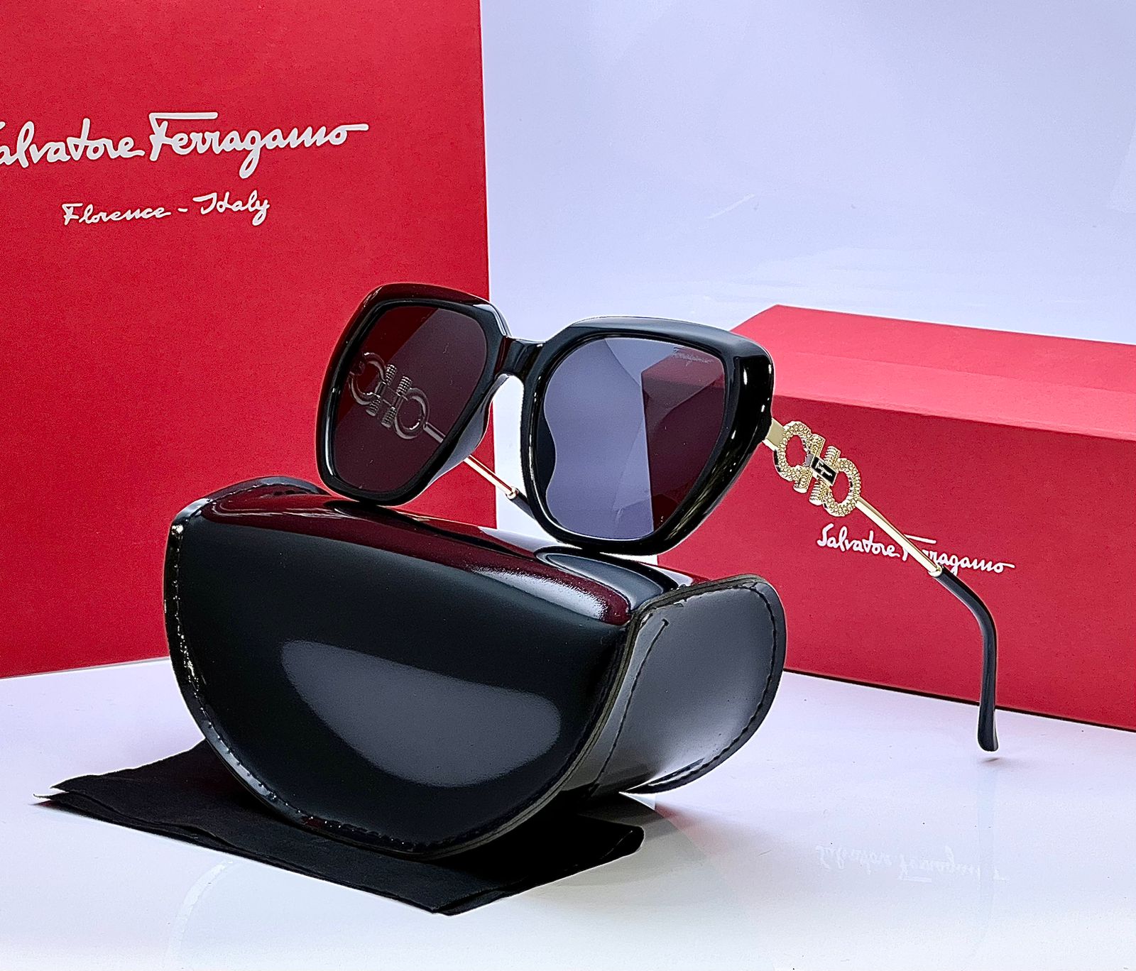 ELegant and stylish women branded sunglasses