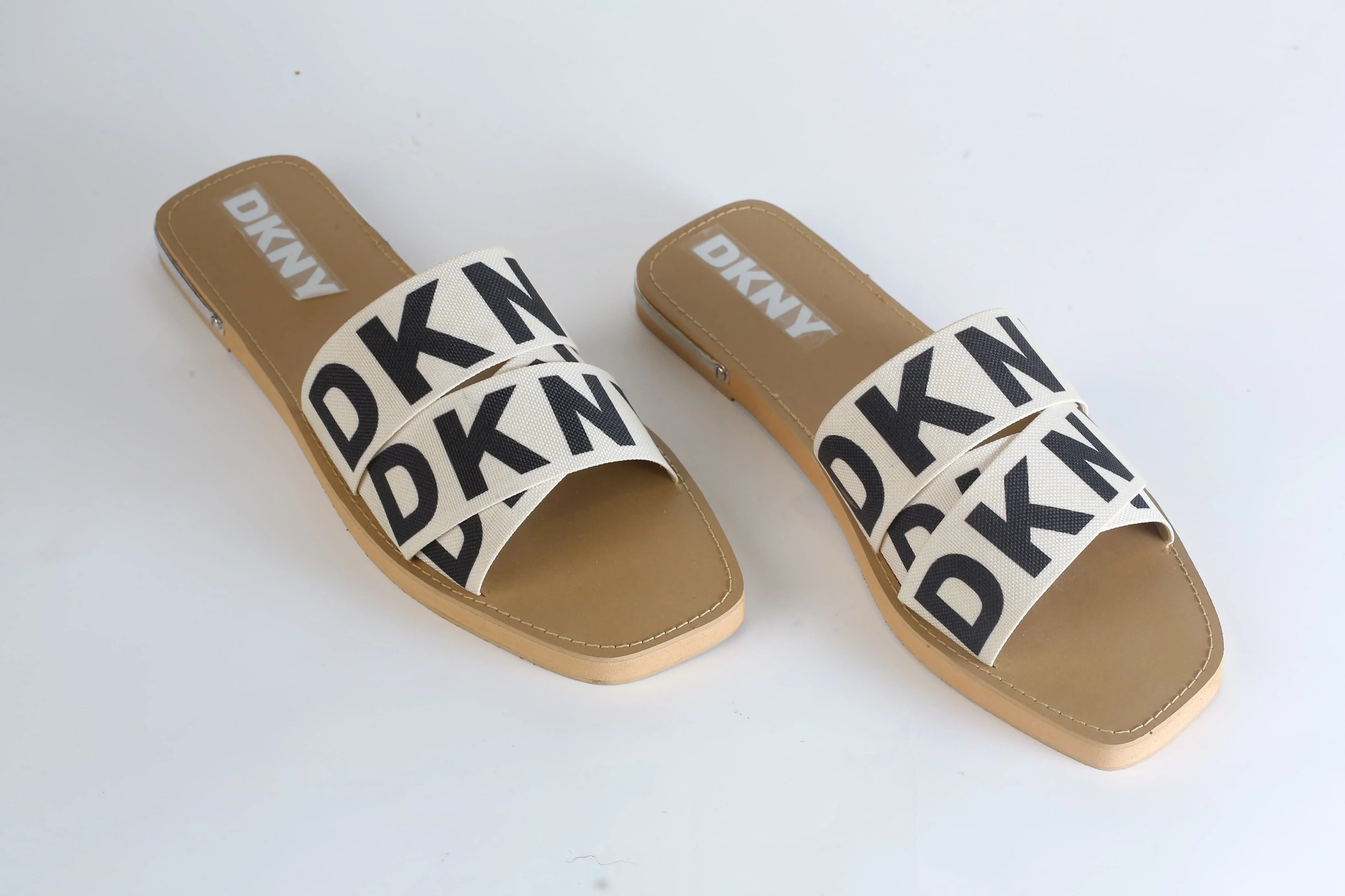 DKNY ISHA FLAT SANDAL - BEIGE