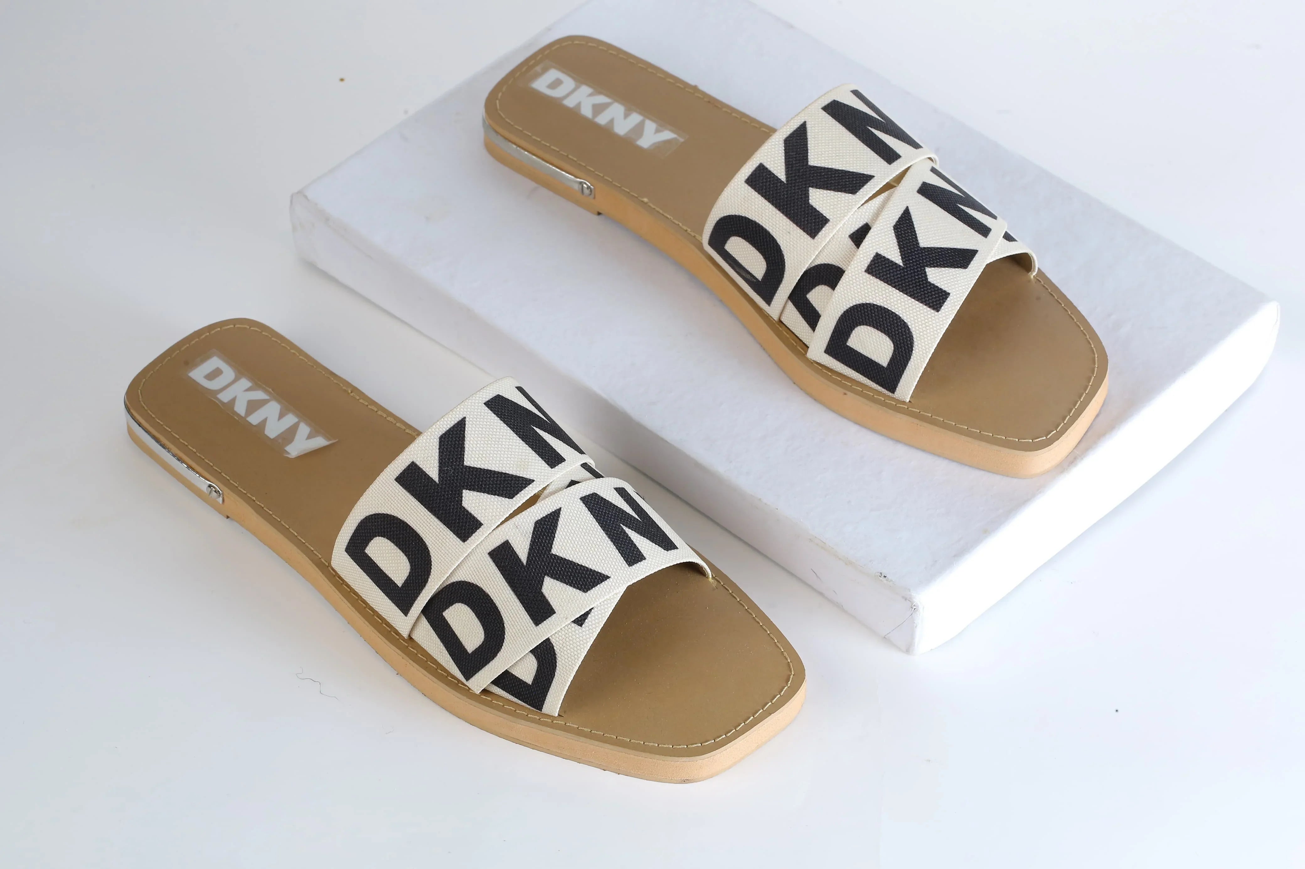 DKNY ISHA FLAT SANDAL - BEIGE